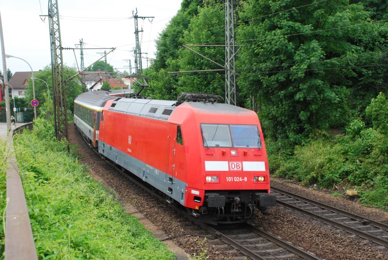 101 024 mit EC 100 am 24.05.2008 in Offenburg.