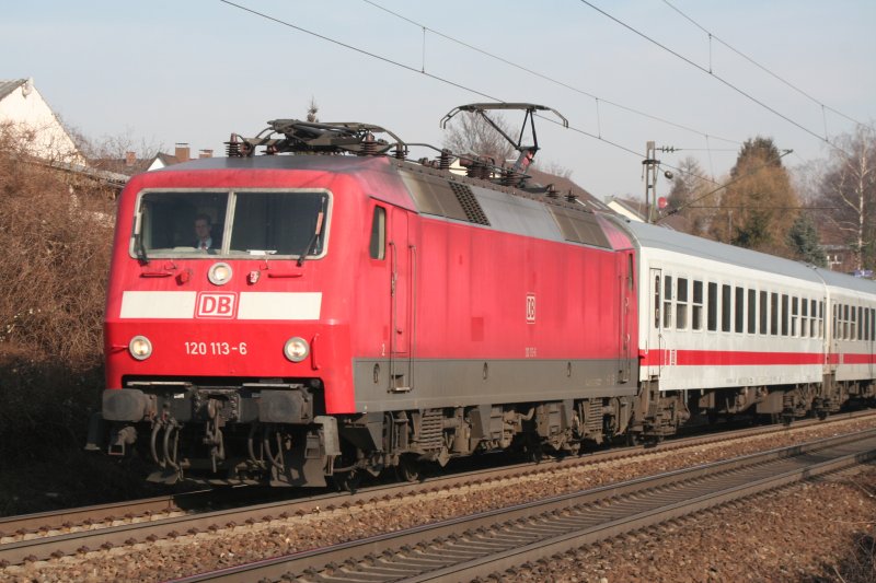 120 113 fhrt am 29.1.2008 mit ihrem Ersatz-IC 2871 richtung Basel. 
Das Bild entstand auf einem ffentlichen Feldweg bei Ebringen.