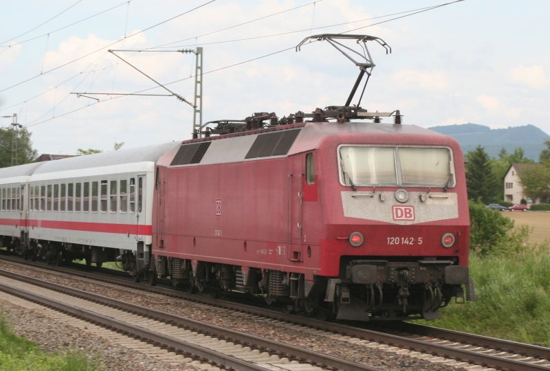 120 142 schiebt den Ersatz-IC 2870 am 16.5.2008 durch Bad Krozingen richtung Hamburg. (Bild von Feldweg gemacht!)