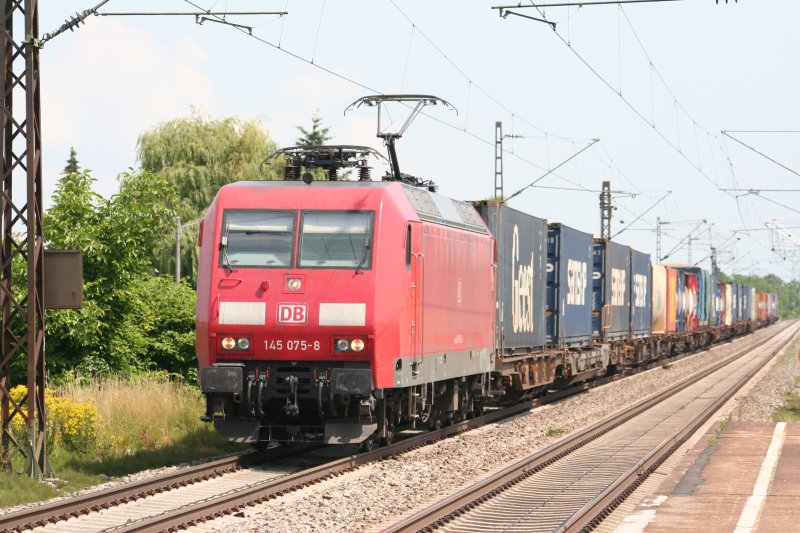 145 075 fhrt am 26.6.09 mit ihrem KLV-Zug durch Buggingen.