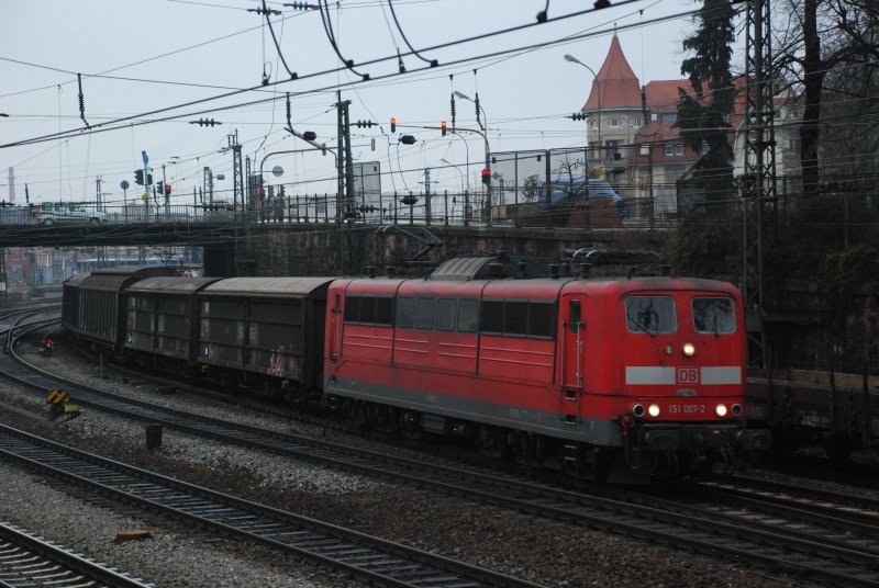 151 007 mit CS 48635 am 12.12.2008 in Offenburg.