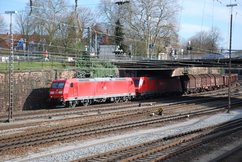 185 009 und 261 mit FZT 55834 am 28.03.2008 in Offenburg.