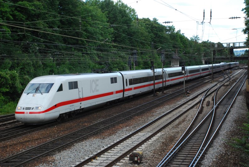 ICE vom Schwarzwald? Nein, das Plangleis 3 war lediglich durch einen defekten Regionalzug belegt, weshalb 401 085 am 03.08.2008 in Offenburg ber Gleis 6 fahren musste.