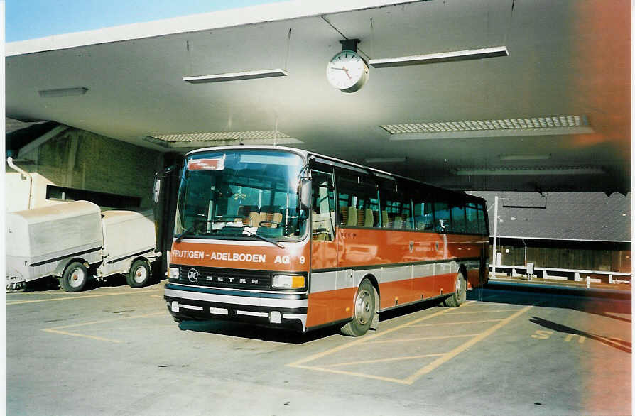 (005'523) - AFA Adelboden - Nr. 9/BE 345'197 - Setra am 19. M�rz 1990 beim Bahnhof Frutigen