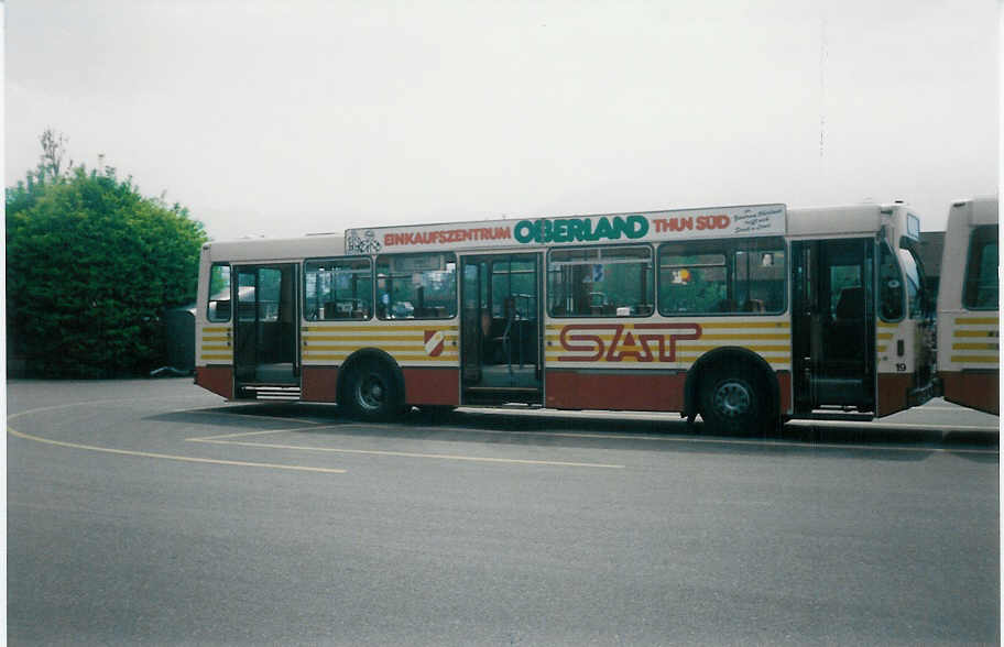 (012'401) - SAT Thun - Nr. 19/BE 419'019 - Volvo/Lauber am 10. Mai 1995 bei der Schiffl�ndte Thun 