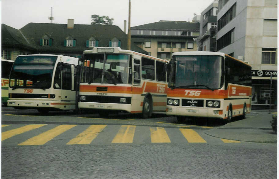 (014'220) - TSG Blumenstein - Nr. 8/BE 26'034 - Den Oudsten + Nr. 3/BE 26'635 - Volvo/R&J + Nr. 10/BE 26'636 - MAN/G�ppel am 29. Juni 1996 beim Bahnhof Thun