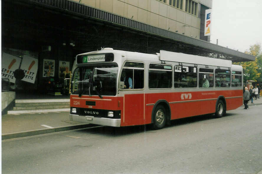 (015'334) - WV Winterthur - Nr. 224/ZH 239'224 - Volvo/T�scher am 7. Oktober 1996 beim Hauptbahnhof Winterthur