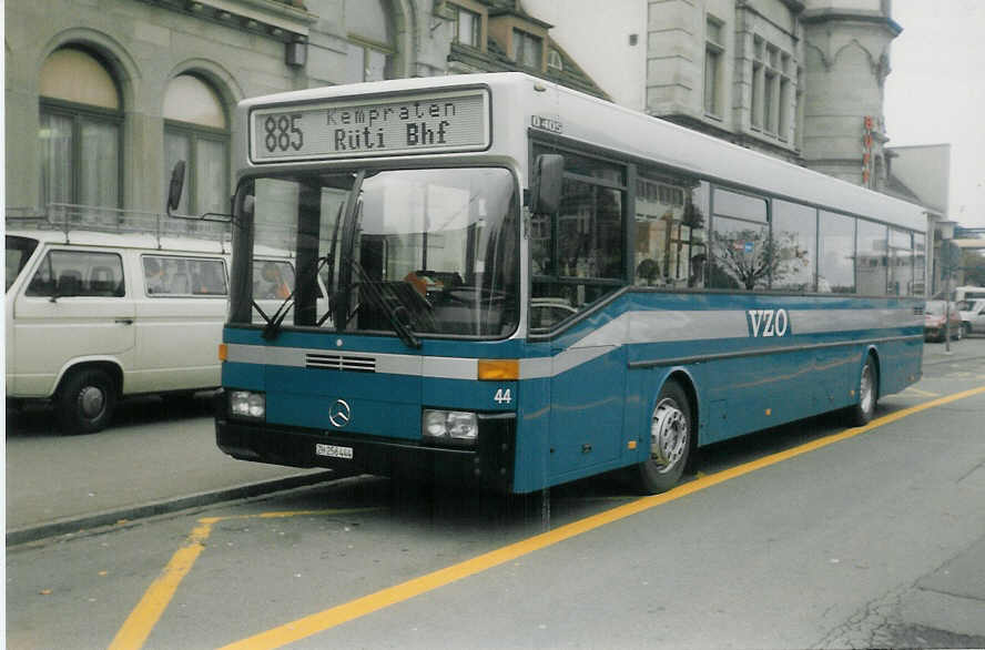 (015'603) - VZO Gr�ningen - Nr. 44/ZH 256'444 - Mercedes am 11. Oktober 1996 beim Bahnhof Rapperswil