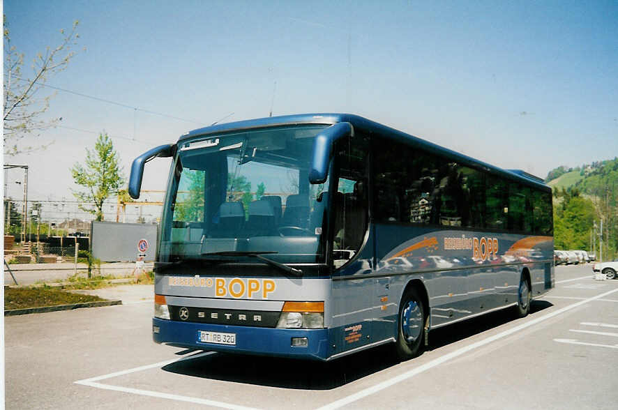 (016'922) - Aus Deutschland: Bopp, M�nsingen - RT-RB 320 - Setra am 2. Mai 1997 in Thun, Seestrasse