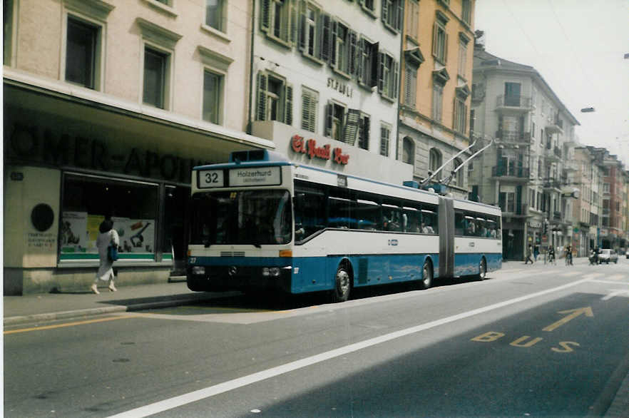 (017'208) - VBZ Z�rich - Nr. 27 - Mercedes Gelenktrolleybus am 7. Juni 1997 in Z�rich, Langstrasse