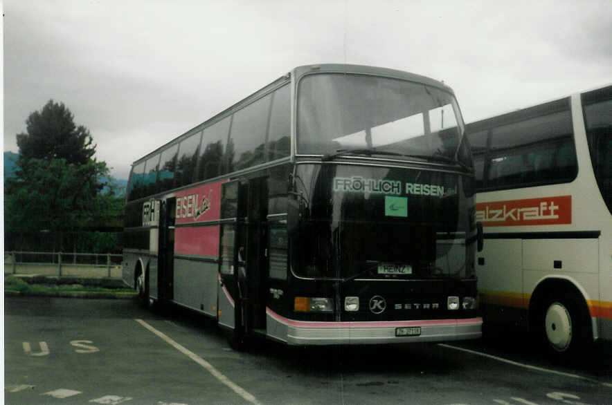 (017'227) - Fr�hlich, Z�rich - ZH 27'118 - Setra am 15. Juni 1997 beim Bahnhof Interlaken West
