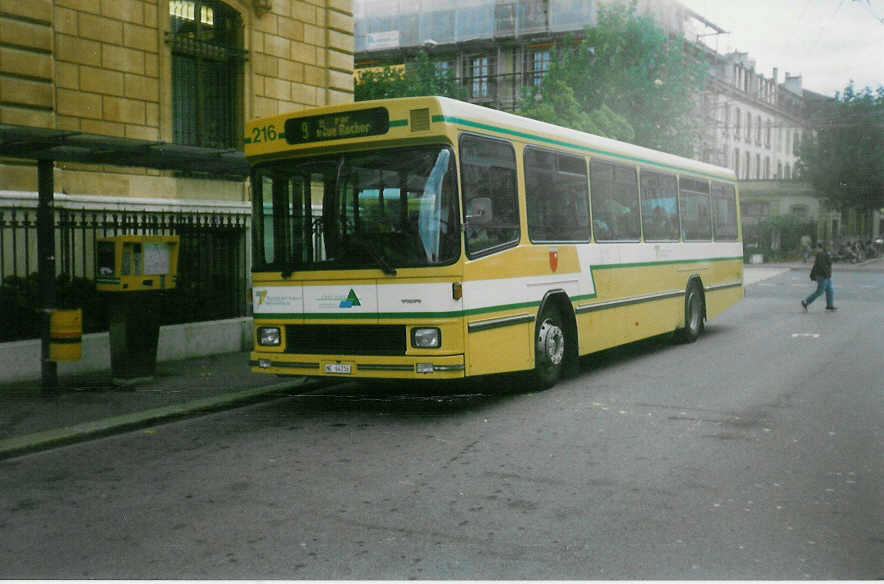 (020'011) - TN Neuch�tel - Nr. 216/NE 64'216 - Volvo/Hess am 7. Oktober 1997 in Neuch�tel, Place Pury