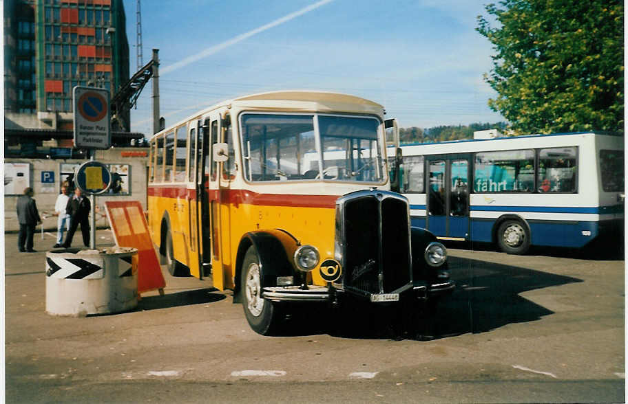 (020'411) - Voegtlin-Meyer, Brugg - Nr. 8/AG 14'448 - Berna/R&J (ex P 23'700; ex Schenk, Triengen; ex AGS Sch�ftland) am 25. Oktober 1997 beim Bahnhof Brugg (75 Jahre PAH Voegtlin-Meyer)