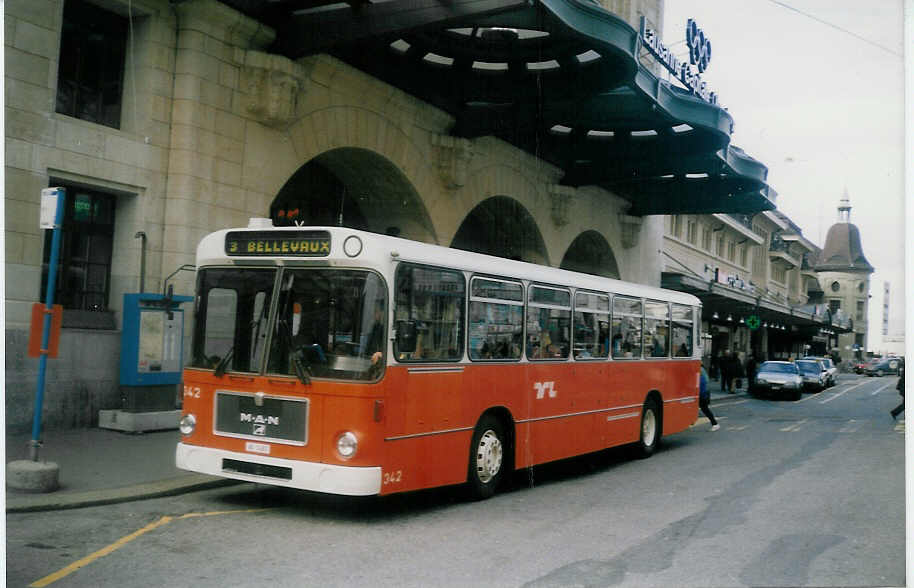 (021'917) - TL Lausanne - Nr. 342/VD 1481 - MAN am 7. M�rz 1998 beim Bahnhof Lausanne