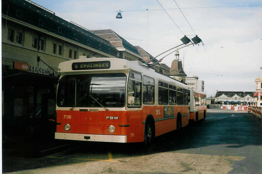 (021'919) - TL Lausanne - Nr. 736 - FBW/Hess Trolleybus am 7. M�rz 1998 beim Bahnhof Lausanne
