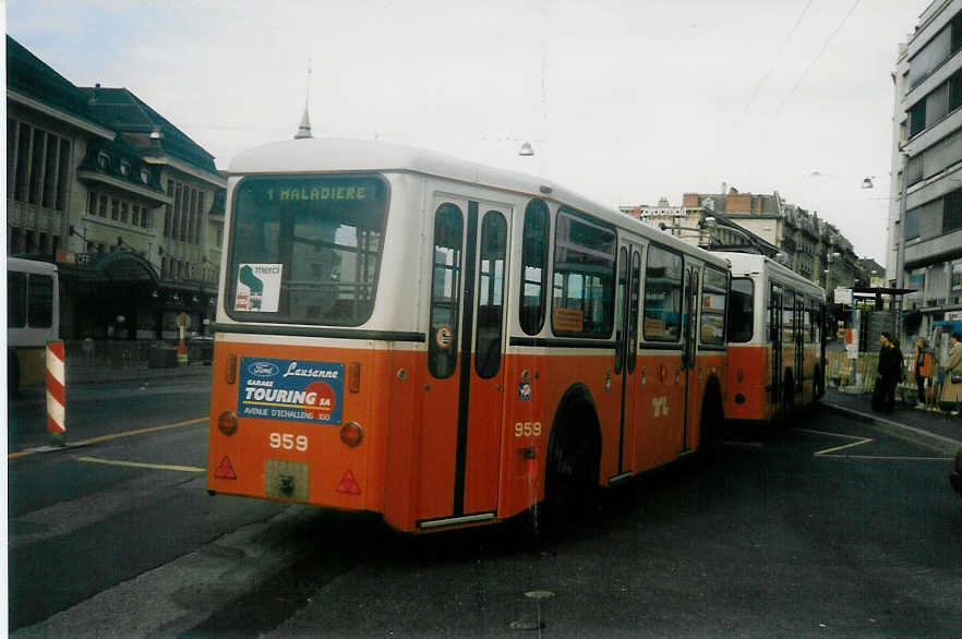 (021'921) - TL Lausanne - Nr. 959 - Rochat/Lauber Personenanh�nger am 7. M�rz 1998 beim Bahnhof Lausanne