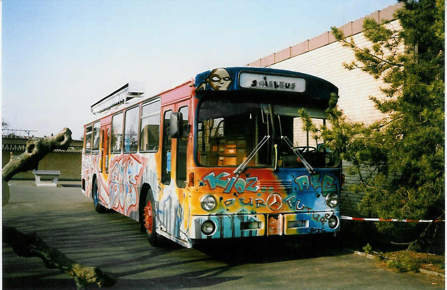 (022'232) - Spielbus, Thun - Mercedes (ex STI Thun Nr. 43) am 30. M�rz 1998 in Thun-Allmendingen, Im Dorf