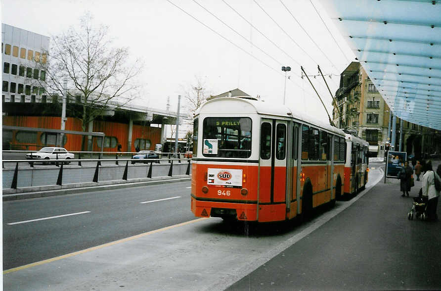 (022'303) - TL Lausanne - Nr. 946 - Moser/Eggli-Mischler Personenanh�nger am 15. April 1998 in Lausanne, Chauderon