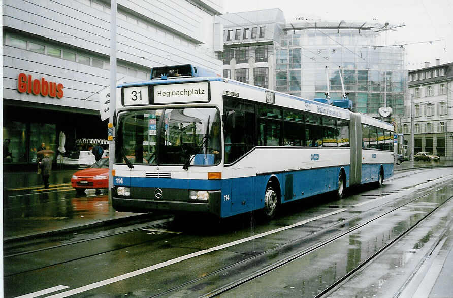 (022'510) - VBZ Z�rich - Nr. 114 - Mercedes Gelenktrolleybus am 18. April 1998 in Z�rich, L�wenplatz