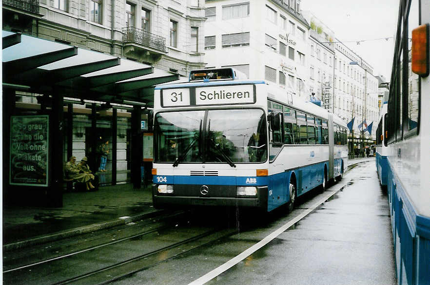 (022'511) - VBZ Z�rich - Nr. 104 - Mercedes Gelenktrolleybus am 18. April 1998 in Z�rich, L�wenplatz