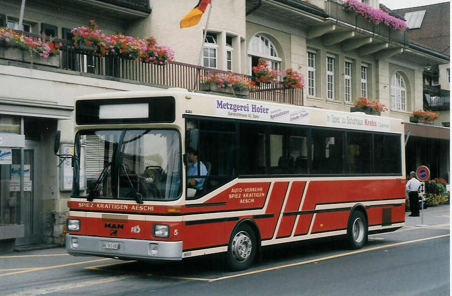(025'018) - ASKA Aeschi - Nr. 5/BE 503'083 - MAN/G�ppel-FHS am 1. August 1998 beim Bahnhof Spiez
