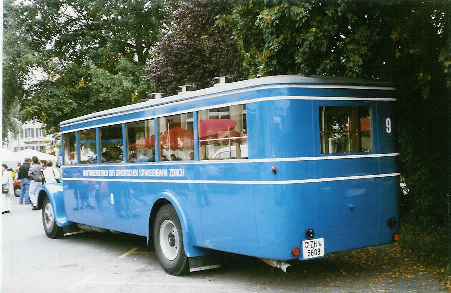 (026'531) - VBZ Z�rich - Nr. 9/ZH 5609 - Saurer/SWS (ex Bamert, Wollerau; ex BBA Aarau Nr. 1; ex VBZ Z�rich Nr. 209; ex VBZ Z�rich Nr. 9) am 3. Oktober 1998 in R�ti, Sonnenplatz