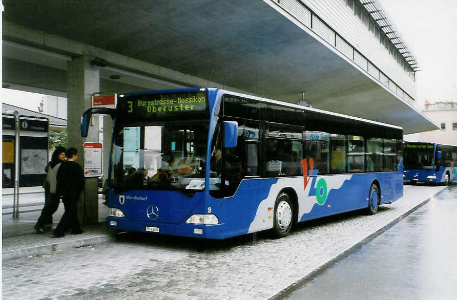 (026'714) - VZO Gr�ningen - Nr. 9/ZH 41'409 - Mercedes am 3. Oktober 1998 beim Bahnhof Uster