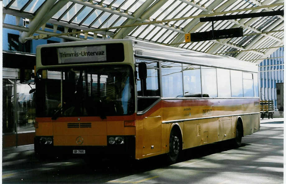 (026'819) - D�nser, Trimmis - Nr. 1/GR 7905 - Mercedes am 6. Oktober 1998 in Chur, Postautostation