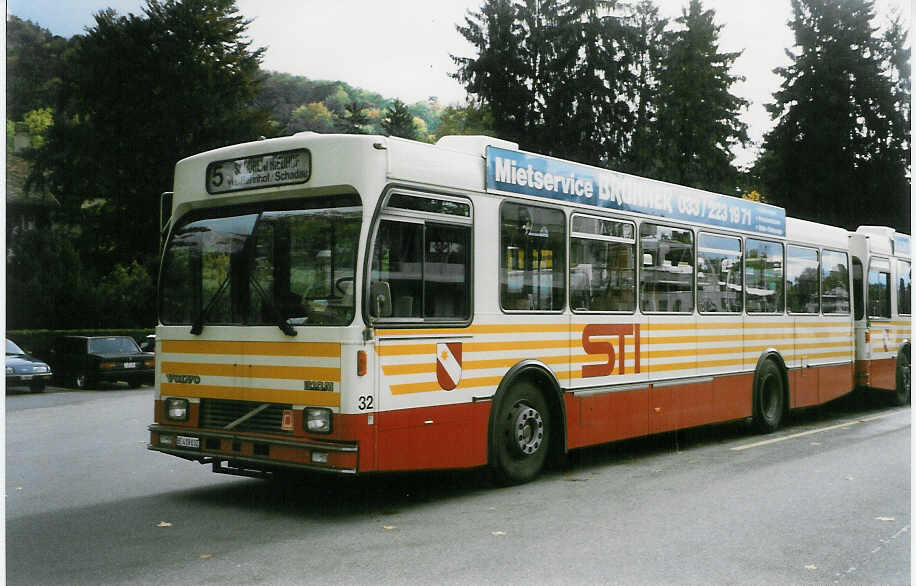 (027'319) - STI Thun - Nr. 32/BE 419'032 - Volvo/R&J (ex SAT Thun Nr. 32) am 11. Oktober 1998 bei der Schiffl�ndte Thun