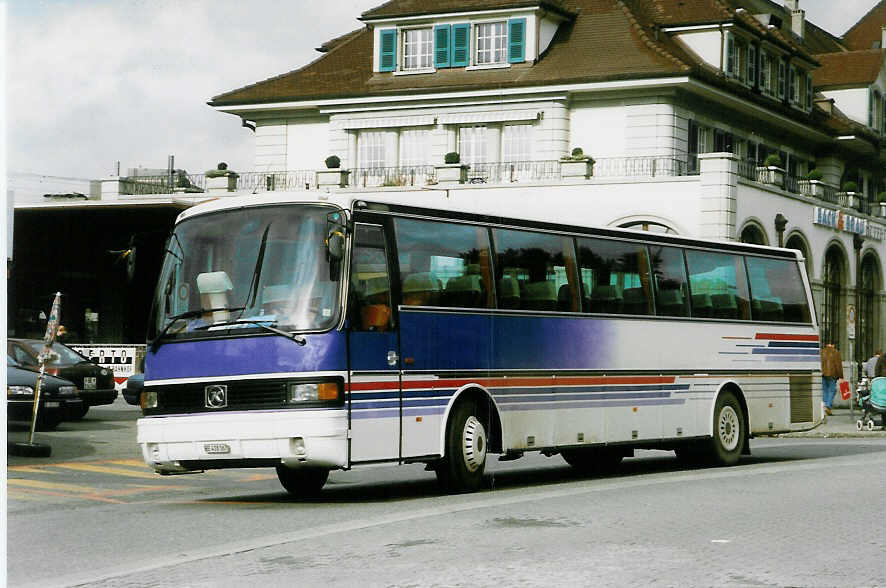 (027'321) - Bienz, K�ssnacht - BE 418'167 - Setra am 11. Oktober 1998 beim Bahnhof Thun