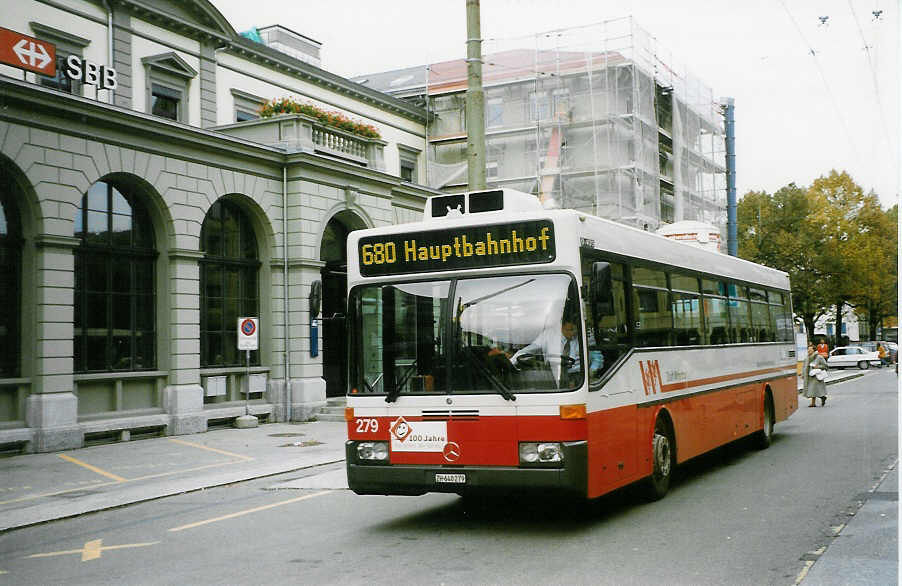 (027'720) - WV Winterthur - Nr. 279/ZH 640'279 - Mercedes (ex VBZ Z�rich Nr. 619) am 24. Oktober 1998 beim Hauptbahnhof Winterthur