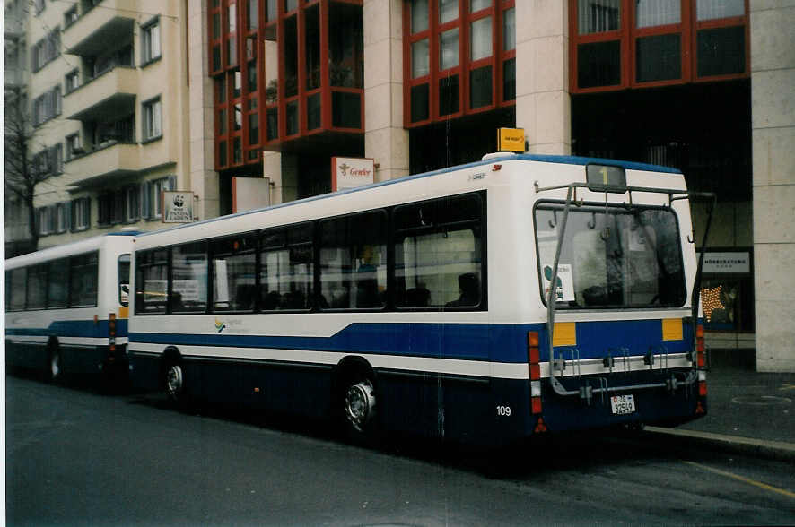 (028'509) - ZVB Zug - Nr. 109/ZG 82'549 - Lanz+Marti/Hess Personenanh�nger am 31. Dezember 1998 beim Bahnhof Zug