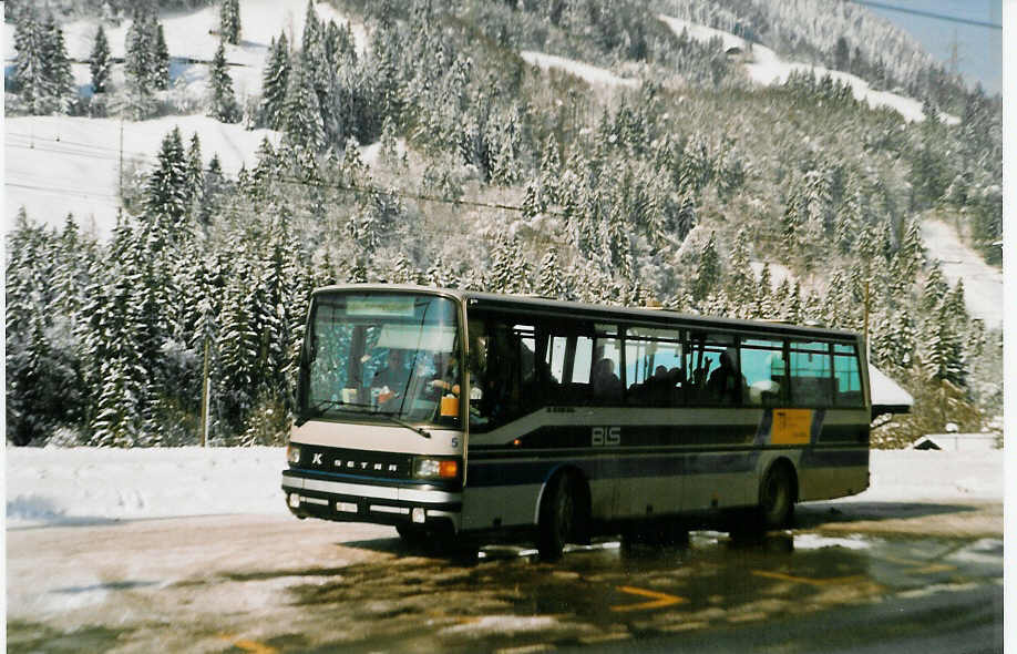 (029'323) - AFA Adelboden - Nr. 5/BE 26'705 - Setra (ex Nr. 25) am 13. Februar 1999 beim Bahnhof Reichenbach