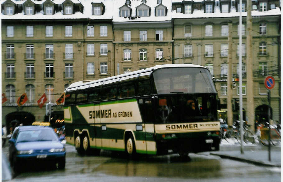 (029'405) - Sommer, Gr�nen - BE 153'590 - Neoplan am 16. Februar 1999 beim Bahnhof Bern
