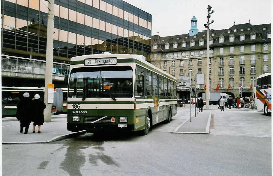 (029'815) - SVB Bern - Nr. 186/BE 451'186 - Volvo/R&J am 1. M�rz 1999 beim Bahnhof Bern