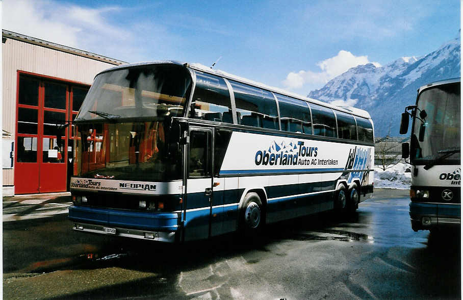 (029'908) - AAGI Interlaken - Nr. 23/BE 307'458 - Neoplan am 6. M�rz 1999 in Interlaken, Garage