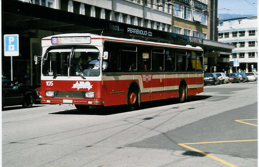(030'036) - VB Biel - Nr. 105/BE 26'505 - Volvo/R&J am 13. M�rz 1999 beim Bahnhof Biel