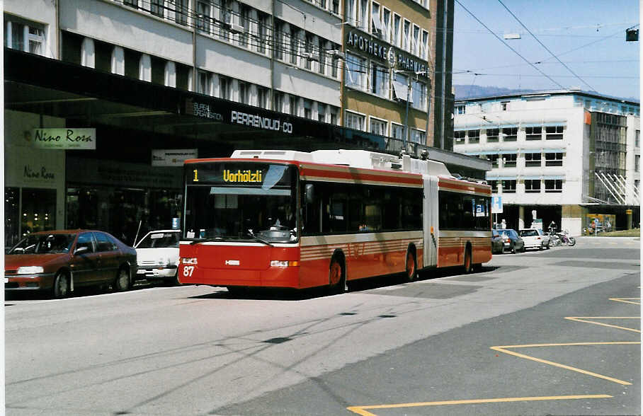 (030'037) - VB Biel - Nr. 87 - NAW/Hess Gelenktrolleybus am 13. M�rz 1999 beim Bahnhof Biel