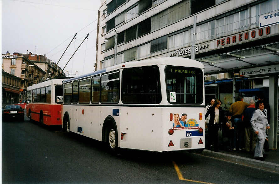 (030'313) - TL Lausanne - Nr. 961 - Rochat/Lauber Personenanh�nger am 21. M�rz 1999 beim Bahnhof Lausanne
