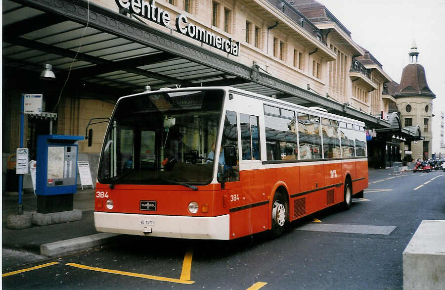(030'314) - TL Lausanne - Nr. 384/VD 1577 - Van Hool am 21. M�rz 1999 beim Bahnhof Lausanne