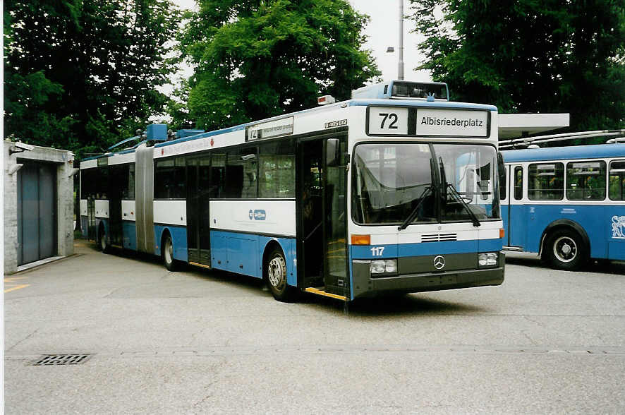 (032'430) - VBZ Z�rich - Nr. 117 - Mercedes Gelenktrolleybus am 26. Juni 1999 in Z�rich, Garage Hardau
