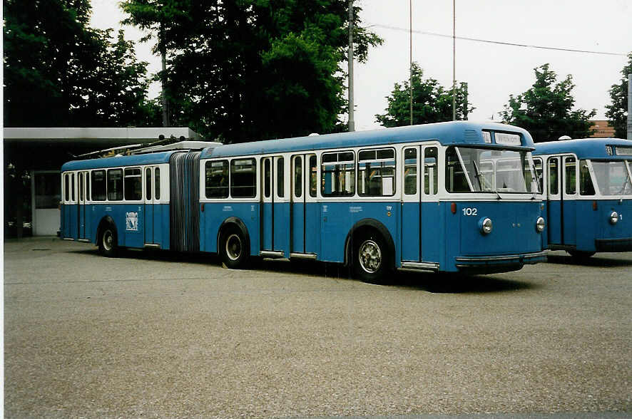 (032'431) - VBZ Z�rich - Nr. 102 - FBW/SWS Gelenktrolleybus am 26. Juni 1999 in Z�rich, Garage Hardau