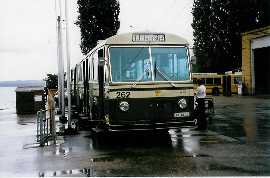 (033'204) - TN Neuch�tel - Nr. 262/NE 47'021 - FBW/SWS-Gangloff (ex SVB Bern Nr. 262) am 6. Juli 1999 in Neuch�tel, D�p�t