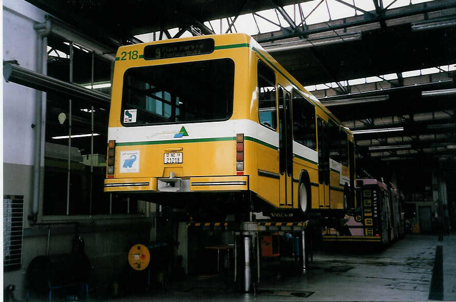 (033'217) - TN Neuch�tel - Nr. 218/NE 21'218 - Volvo/Hess am 6. Juli 1999 in Neuch�tel, D�p�t