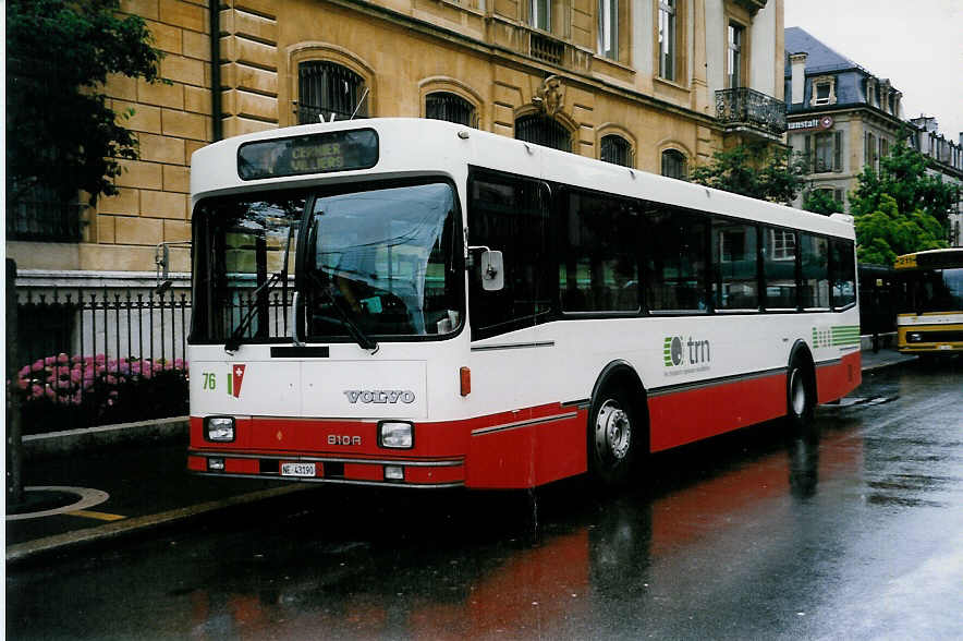 (033'221) - VR La Chaux-de-Fonds - Nr. 76/NE 43'190 - Volvo/Lauber am 6. Juli 1999 in Neuch�tel, Place Pury