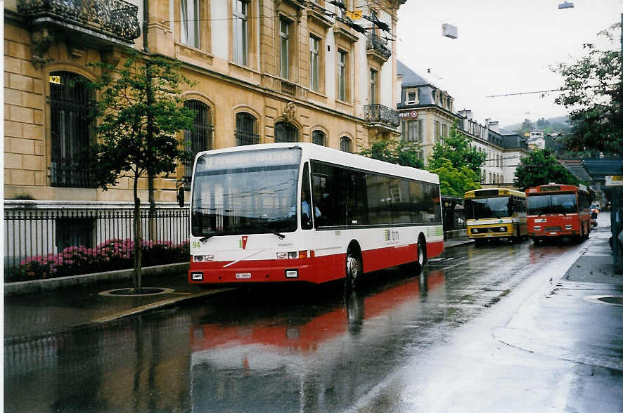 (033'228) - VR La Chaux-de-Fonds - Nr. 94/NE 98'894 - Volvo/Berkhof am 6. Juli 1999 in Neuch�tel, Place Pury