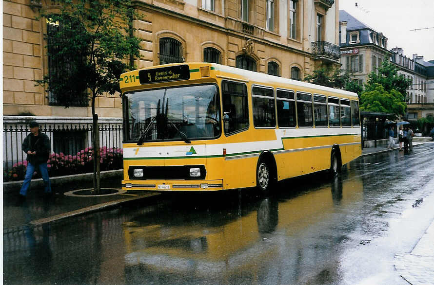 (033'233) - TN Neuch�tel - Nr. 211/NE 46'211 - Volvo/Hess am 6. Juli 1999 in Neuch�tel, Place Pury