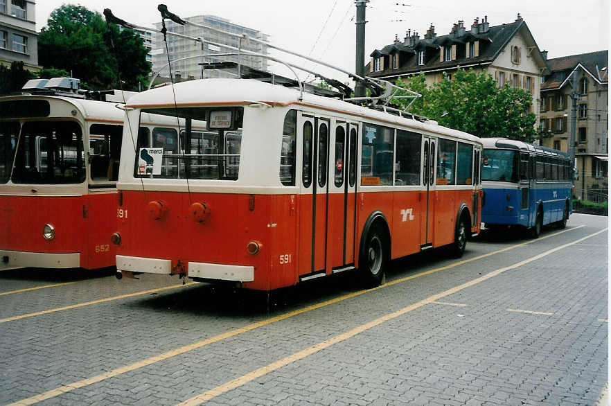 (033'607) - TL Lausanne - Nr. 591 - FBW/FFA Trolleybus (ex TPG Gen�ve Nr. 852; ex VBZ Z�rich Nr. 91) am 7. Juli 1999 in Lausanne, D�p�t Borde