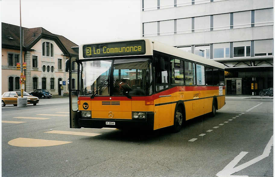 (033'913) - PTT-Regie - P 25'348 - Mercedes/R&J am 9. Juli 1999 beim Bahnhof Del�mont