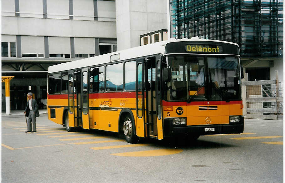 (033'914) - PTT-Regie - P 25'299 - Mercedes/R&J am 9. Juli 1999 beim Bahnhof Del�mont